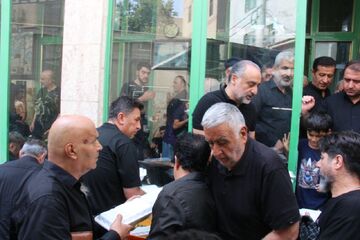 امیر قلعه نویی در حال کشیدن غذای نذری/ بزرگان فوتبال پای سفره سالار شهیدان +تصاویر