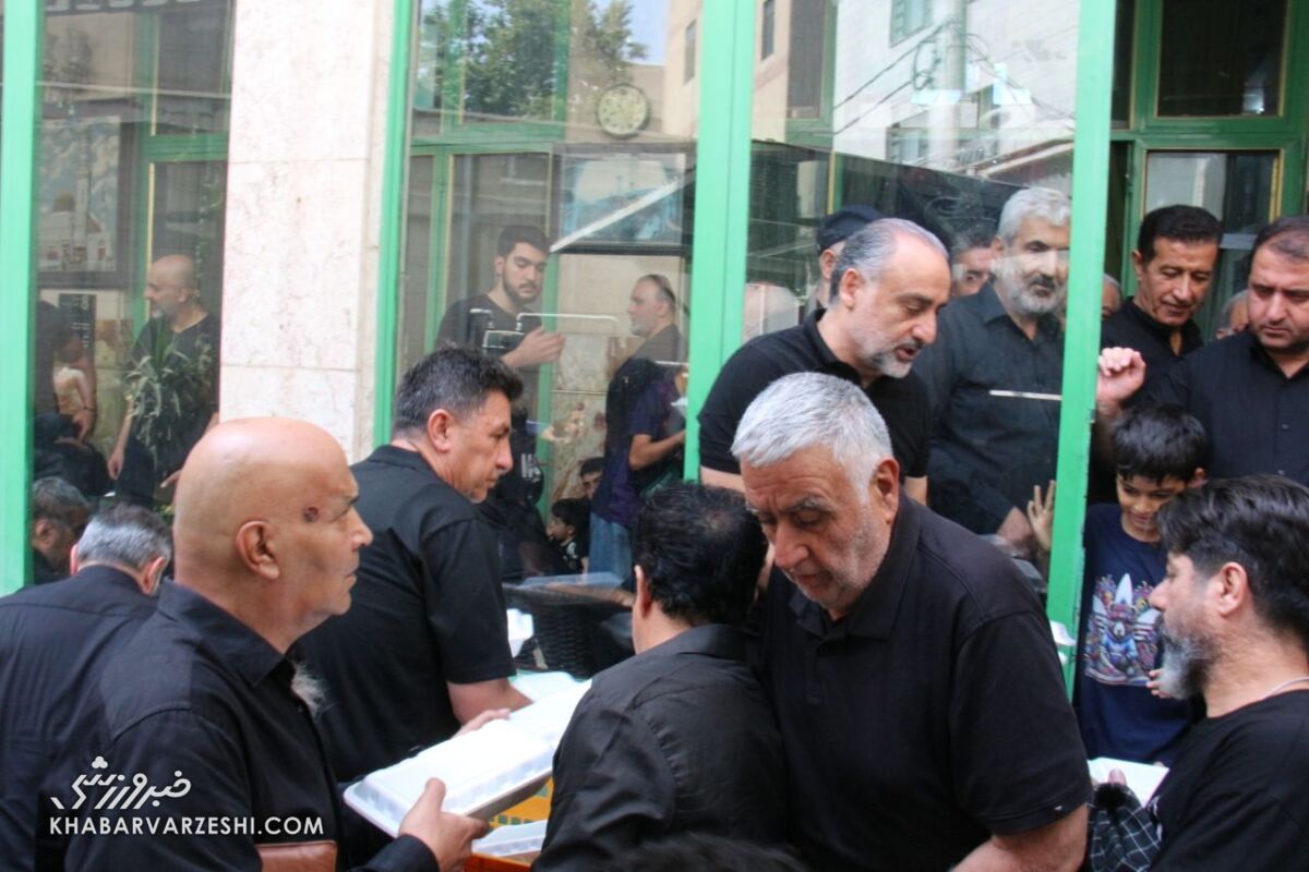 امیر قلعه نویی در حال کشیدن غذای نذری/ بزرگان فوتبال پای سفره سالار شهیدان +تصاویر