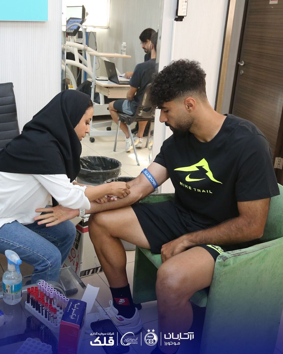 بازگشت بی سر و صدای مدافع استقلال به جمع آبیها! +عکس