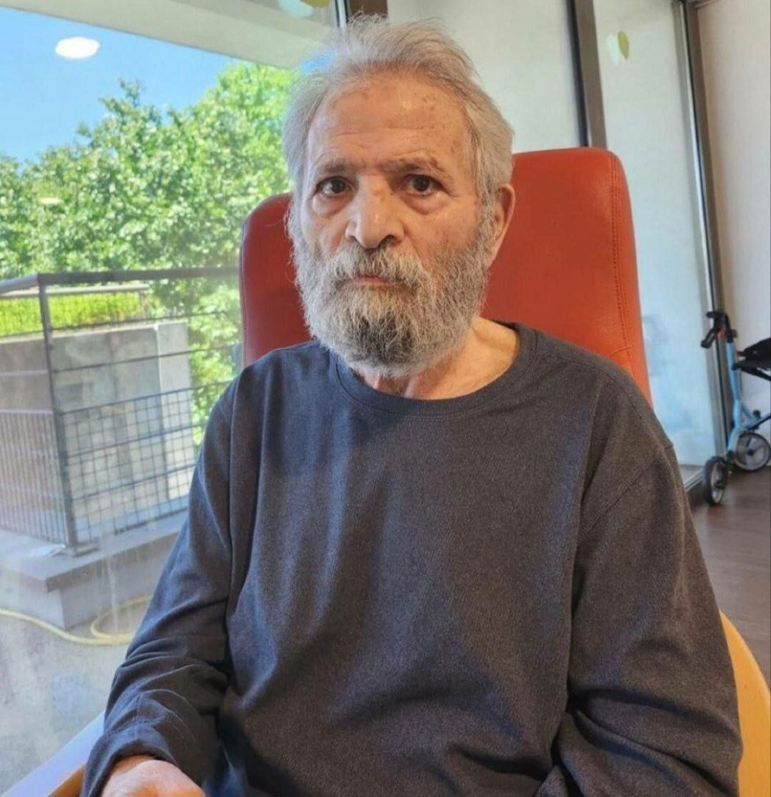 جدیدترین تصویر بهترین بازیکن تاریخ ایران در پاریس؛ گرد پیری و بیماری بر چهره! +عکس