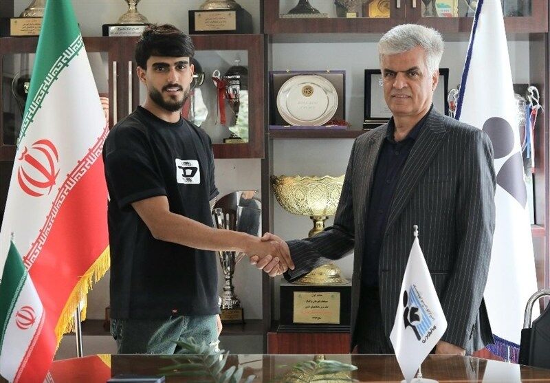 پایان داستان پدیده؛ پیکان اعلام کرد غندی پور رسما بازیکن شباب الاهلی است!/ ادعای یک خبرگزاری پایان داستان پدیده؛ پیکان اعلام کرد غندی پور رسما بازیکن شباب الاهلی است!/ ادعای یک خبرگزاری