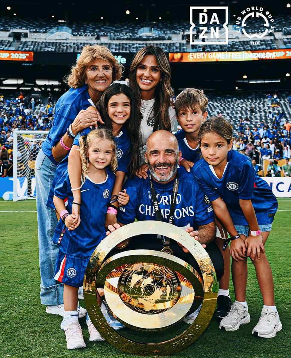 عکس یادگاری مارسکا همراه خانواده اش با جام قهرمانی +عکس