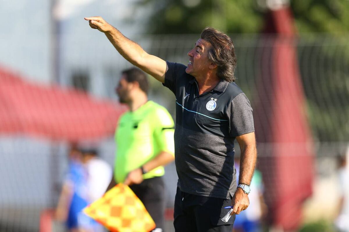 عوض تمدید قرارداد حسینی، او را پس میزنید؟/ لااقل به خواسته ساپینتو احترام بگذارید/ چه شده اینقدر درباره کاپیتان استقلال مته به خشخاش می گذارید؟