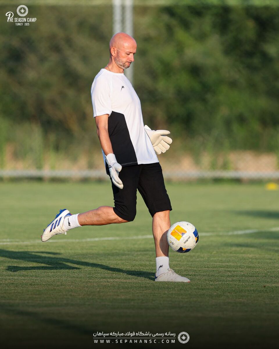 مربی خارجی سپاهان به اردوی طلایی پوشان اضافه شد