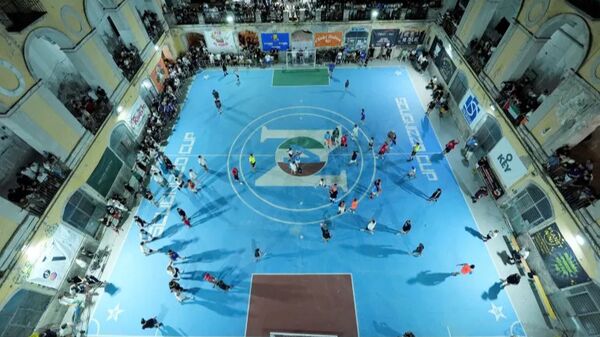 زندان ناپل، زمین فوتبال شد! زندان ناپل، زمین فوتبال شد!