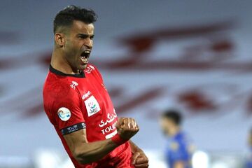 کلوب| استقلال بین هوادارانش بمب منفجر کرد!