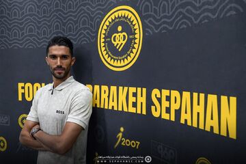 سیدحسین حسینی با سپاهان تمدید کرد