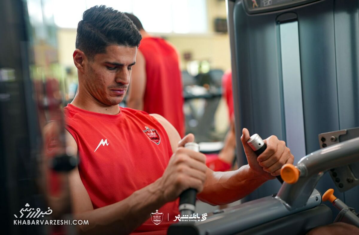 رقابت تنگاتنگ دروازهبانان پرسپولیس به سالن وزنه رسید +عکس