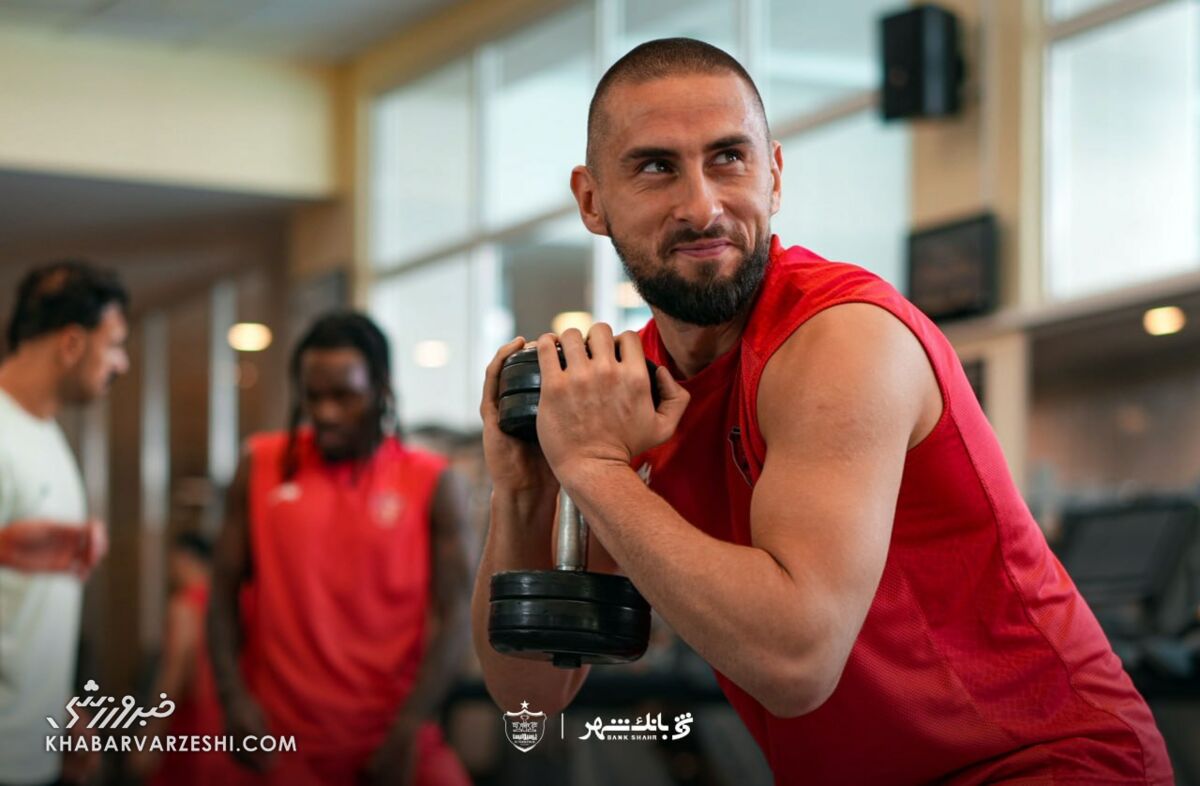 رقابت تنگاتنگ دروازهبانان پرسپولیس به سالن وزنه رسید +عکس