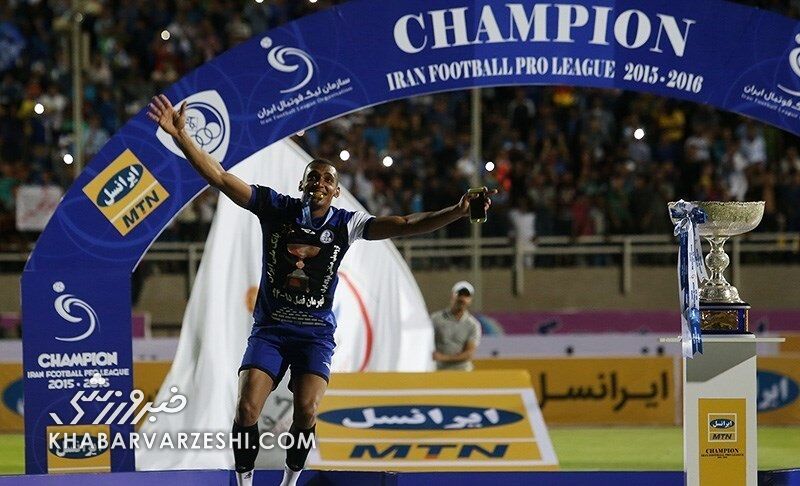 خشم ستاره استقلالی؛ سرقت جام قهرمانی شرم‌آور است +عکس