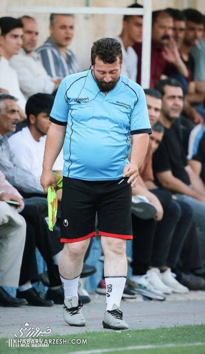 عجیبترین کمکداور جهان در فوتبال ایران/ کام گرفتن سیگار با بدنی غیرورزشی +عکس