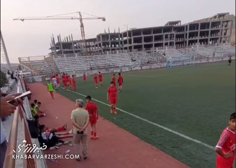 صحنهای عجیب در تبریز: بچهمدرسهایها وسط بازی رسمی وارد زمین شدند +ویدیو صحنهای عجیب در تبریز: بچهمدرسهایها وسط بازی رسمی وارد زمین شدند +ویدیو