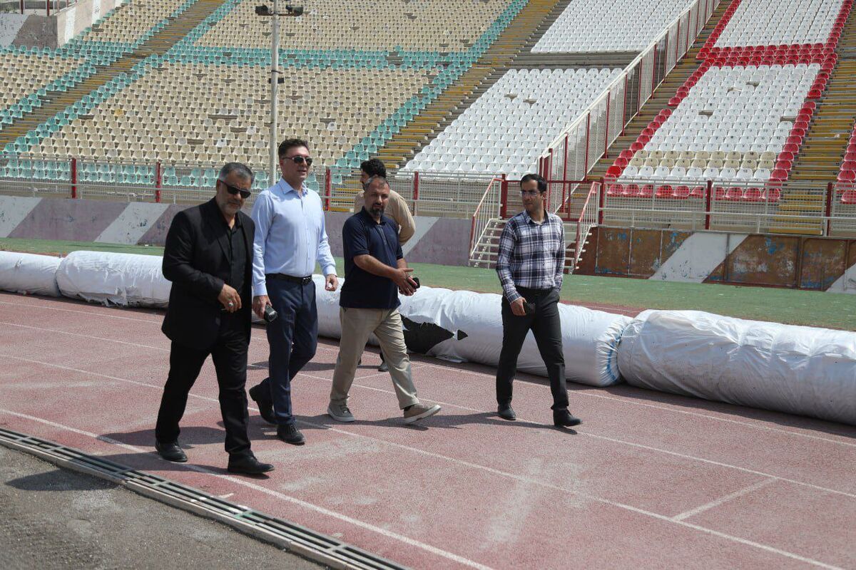 تبریز برای اولین میزبانی از قهرمان سرخ آماده میشود/ چمن ورزشگاه تراکتور رسید +تصاویر