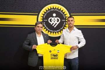 بمب فوتبال ایران ترکید/ ریکاردو آلوس رسماً به سپاهان پیوست +عکس