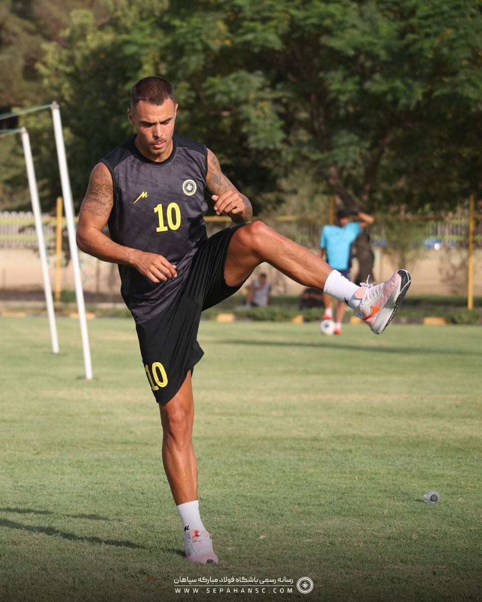 حضور بازیکن پر سر و صدای تراکتور در تمرین سپاهان +عکس