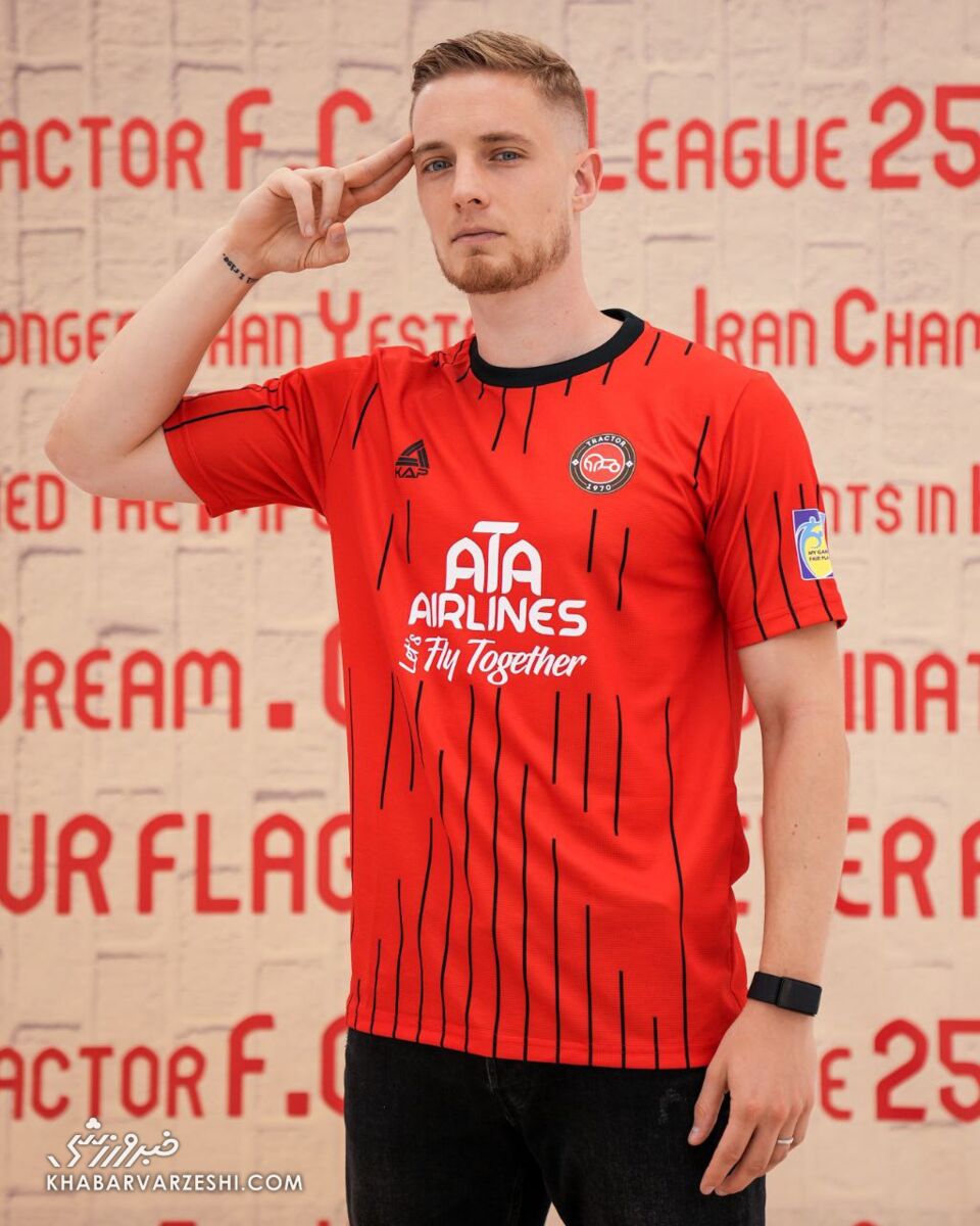 رقیب استقلال رنگ قرمز را به رخ کشید! +عکس