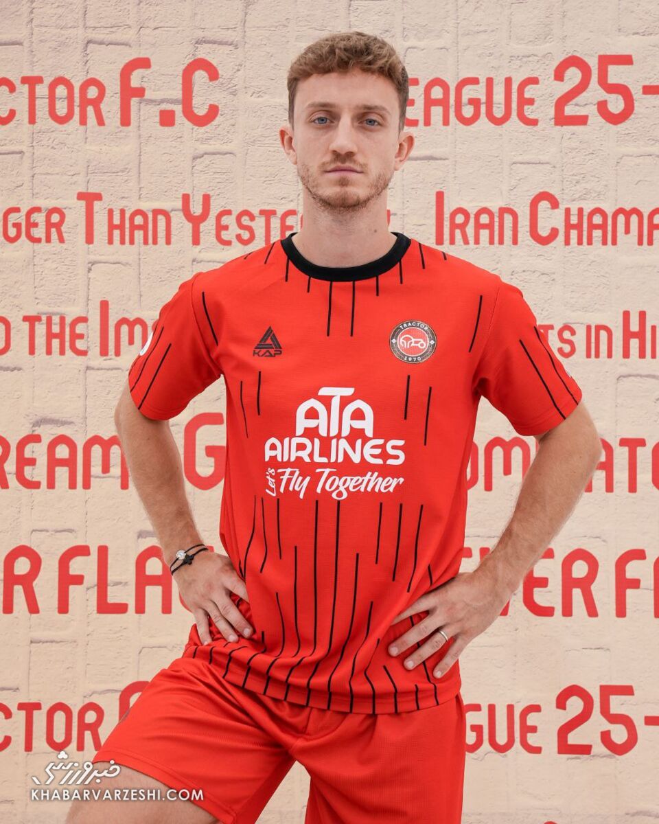 رقیب استقلال رنگ قرمز را به رخ کشید! +عکس