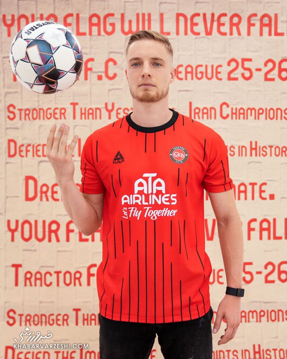 رقیب استقلال رنگ قرمز را به رخ کشید! +عکس