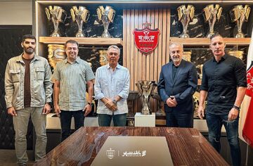 ۲ خارجی رسماً با پرسپولیس امضا کردند/ ثبت عکس یادگاری با پیراهن قرمز +عکس
