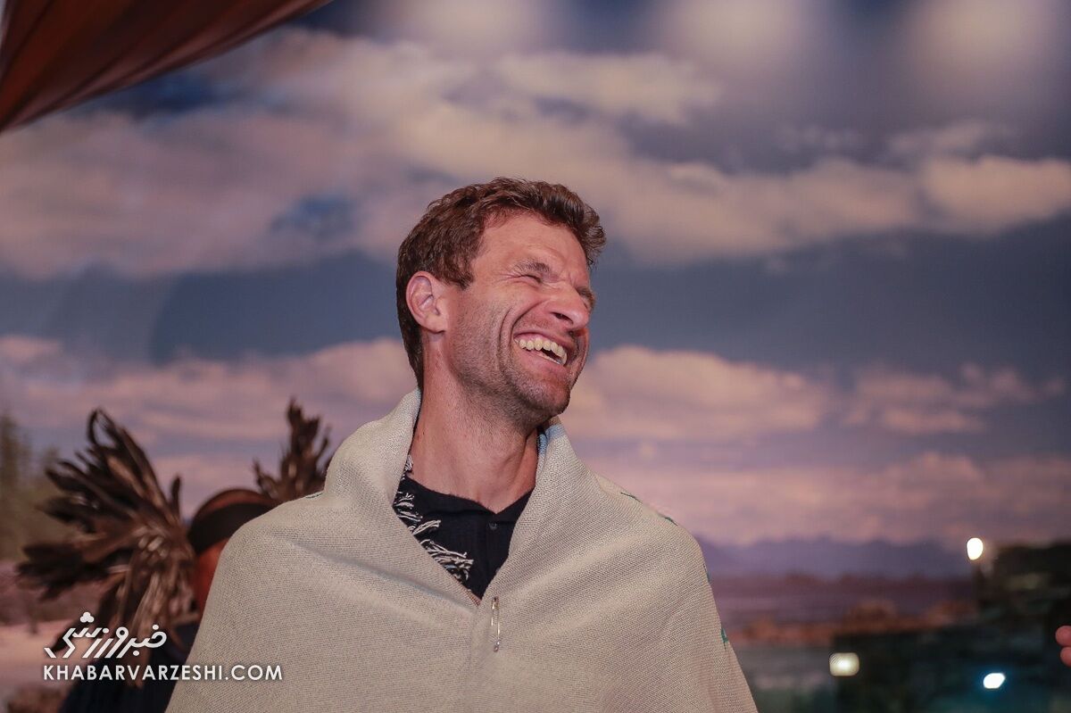 ورود سلطان بایرن به ونکوور؛ رئیس قبیله به دیدار توماس مولر آمد! +تصاویر ورود سلطان بایرن به ونکوور؛ رئیس قبیله به دیدار توماس مولر آمد! +تصاویر