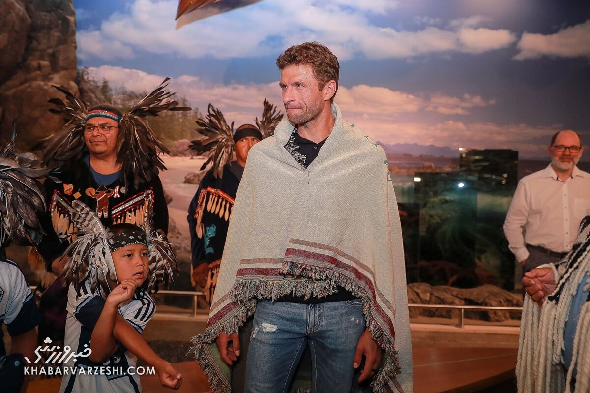 ورود سلطان بایرن به ونکوور؛ رئیس قبیله به دیدار توماس مولر آمد! +تصاویر