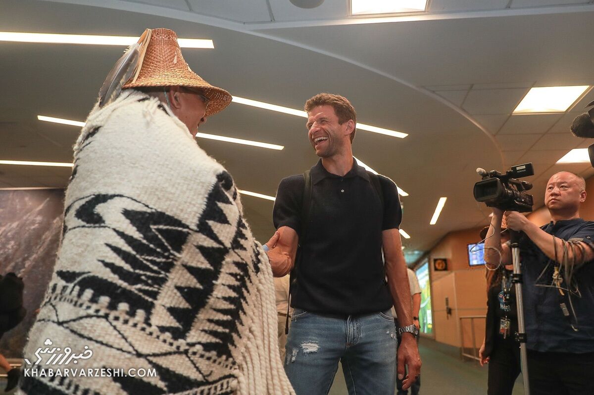 ورود سلطان بایرن به ونکوور؛ رئیس قبیله به دیدار توماس مولر آمد! +تصاویر