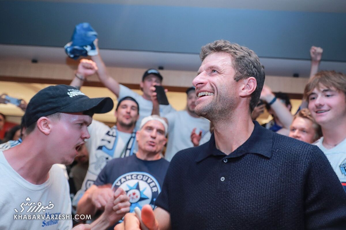 ورود سلطان بایرن به ونکوور؛ رئیس قبیله به دیدار توماس مولر آمد! +تصاویر