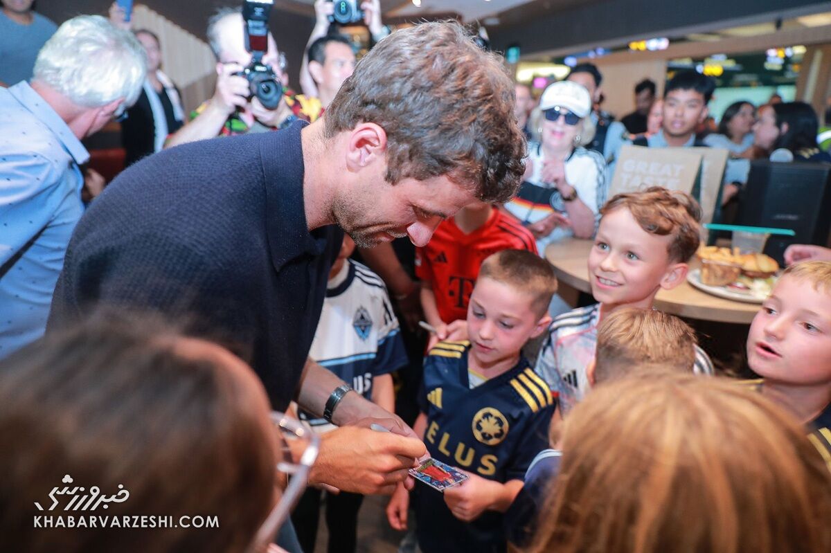 ورود سلطان بایرن به ونکوور؛ رئیس قبیله به دیدار توماس مولر آمد! +تصاویر