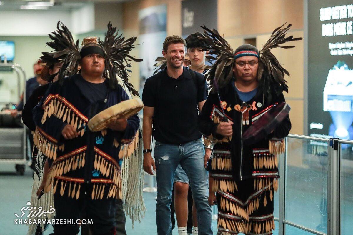 ورود سلطان بایرن به ونکوور؛ رئیس قبیله به دیدار توماس مولر آمد! +تصاویر