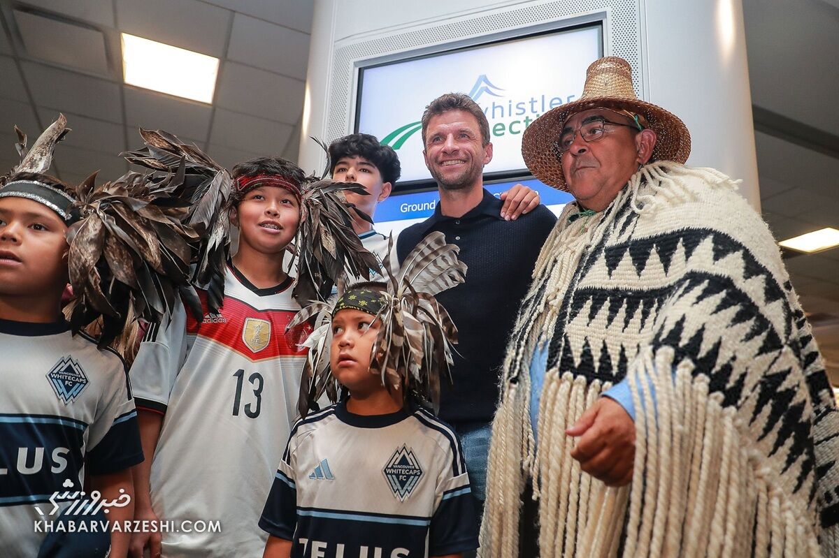 ورود سلطان بایرن به ونکوور؛ رئیس قبیله به دیدار توماس مولر آمد! +تصاویر