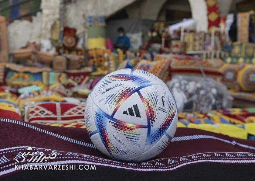ویدیو| شیوه عجیب حمل توپ در دیدار افتتاحیه لیگ قطر/ وقتی داور توپ را از کشو بیرون می‌آورد!