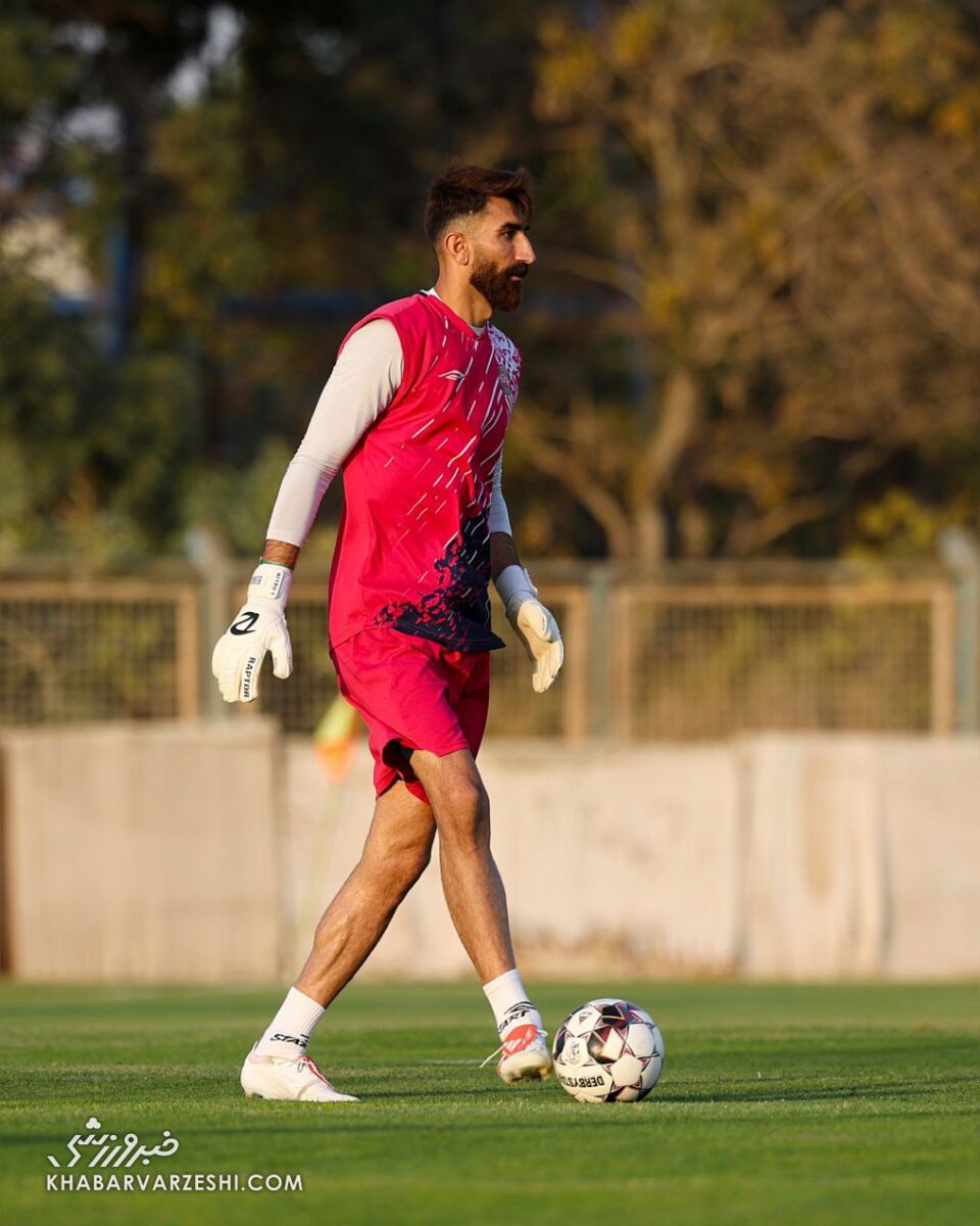 بیرانوند کنار تراکتوریها ماند/ علیرضا در پشت صحنه اولین دیدار مقابل استقلال