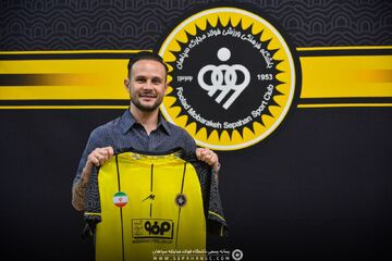 بمب لیگ برتر ایران منفجر شد؛ ستاره لالیگایی رسماً به سپاهان پیوست +عکس