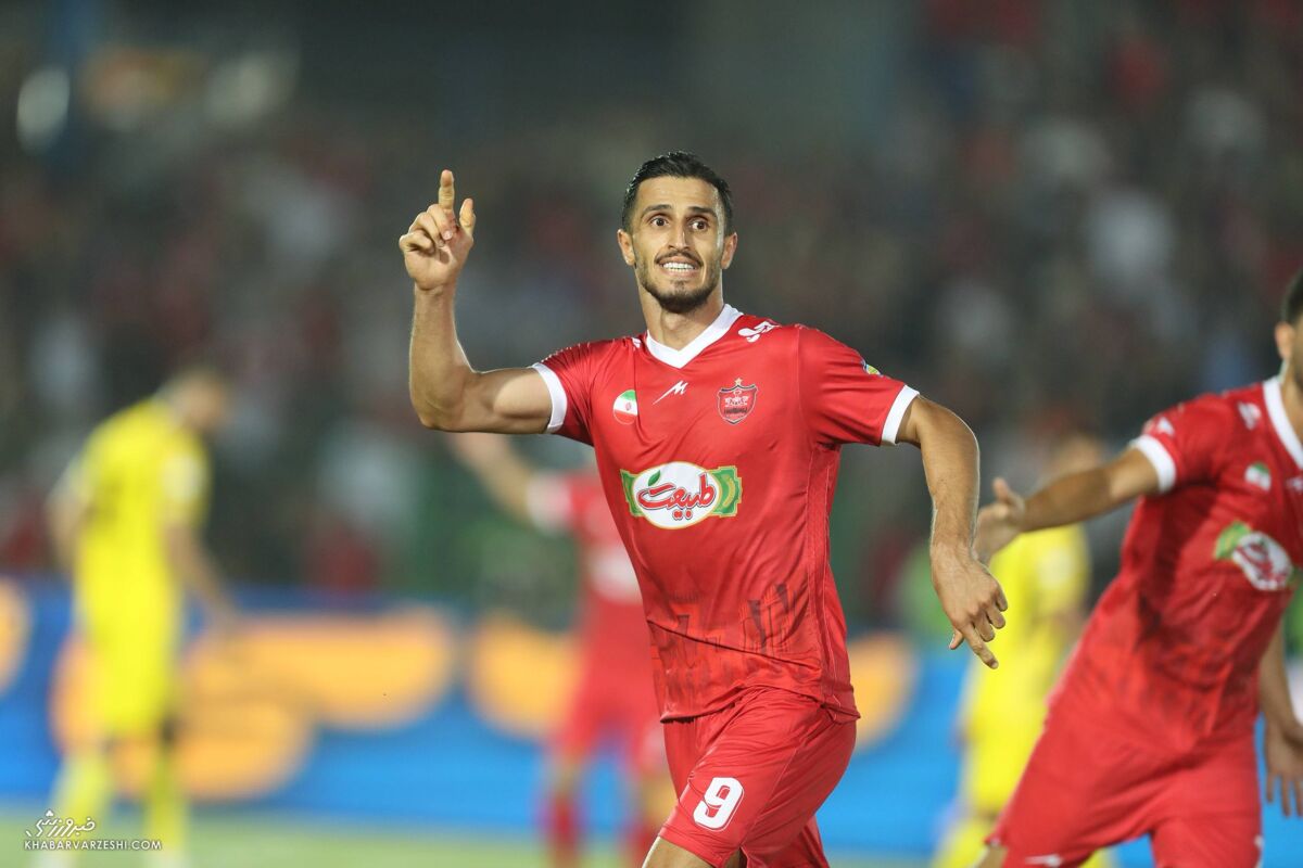 فوتبال، تیم برتر را تنبیه کرد!/ فجر سپاسی آنقدر نزد که از پرسپولیس خورد