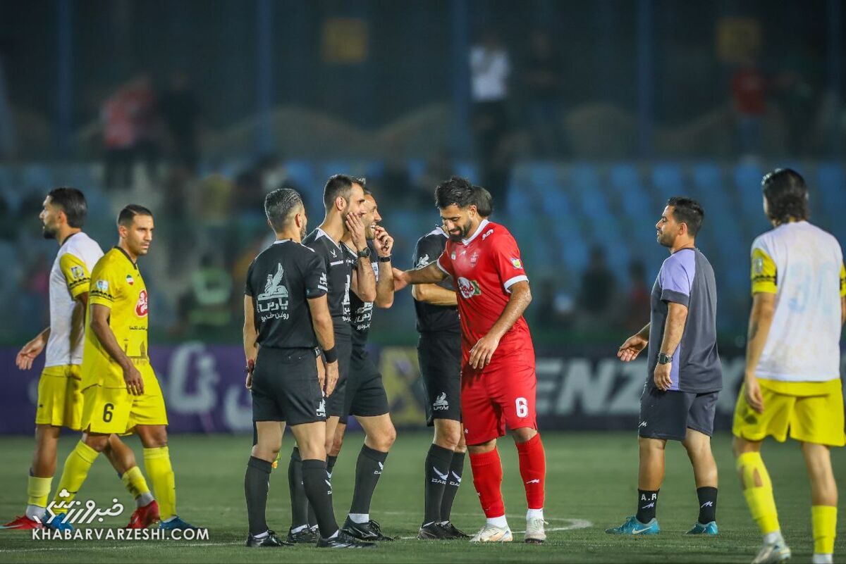 ویدیو| اعتراض به داوری بازی مقابل پرسپولیس به سبک فجری‌ها