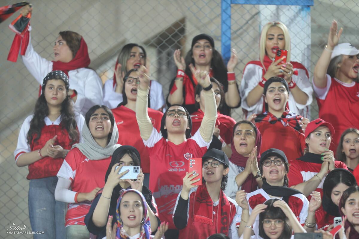حمله هواداران پرسپولیس به وزارت ورزش