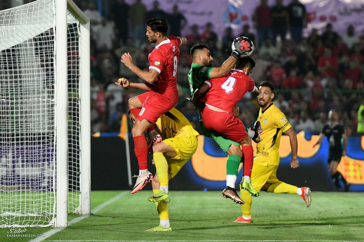 فوتبال، تیم برتر را تنبیه کرد!/ فجر سپاسی آنقدر نزد که از پرسپولیس خورد