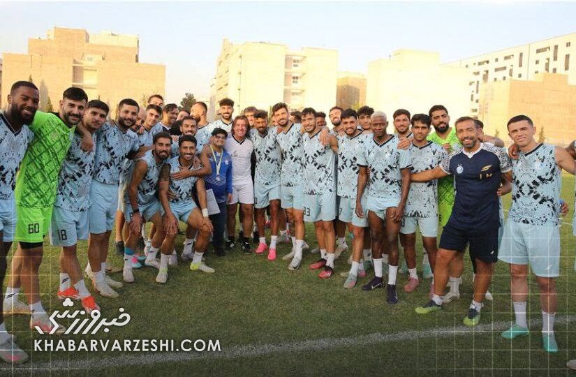 بازگشت ویژه به استقلال/ کری‌خوانی با پیراهن آبی و عدد ۴ +عکس