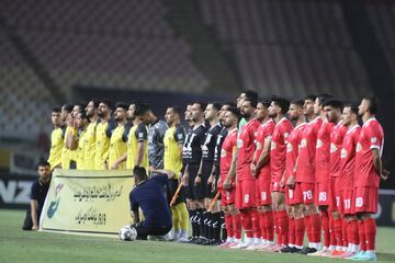 قشنگ‌ترین قاب سپاهان - پرسپولیس/ رفتار جوانمردانه گلزن با کاپیتان سابق استقلال در پایان ال‌کلاسیکو +عکس