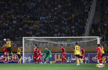رکورد عجیب و باورنکردنی؛ سپاهان دروازه پرسپولیس را به توپ بست!