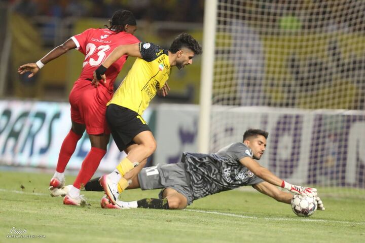 حسین حسینی و تیوی بیفوما؛ سپاهان - پرسپولیس