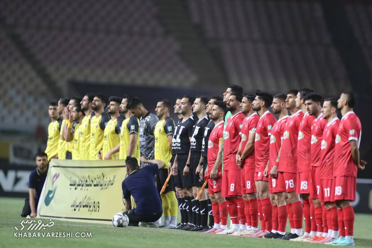 قشنگ‌ترین قاب سپاهان – پرسپولیس/ رفتار جوانمردانه گلزن با کاپیتان سابق استقلال در پایان ال‌کلاسیکو +عکس