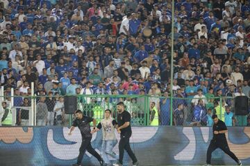 از گرفتن پیراهن بازیکن محبوب تا نشان دادن «۶» به ساپینتو؛ تیر جیمی جامپها در شیراز به هدف خورد!