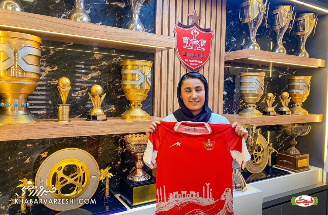 یک بازیکن جدید رسماً پرسپولیسی شد/ اولین عکس یادگاری با پیراهن سرخ +عکس