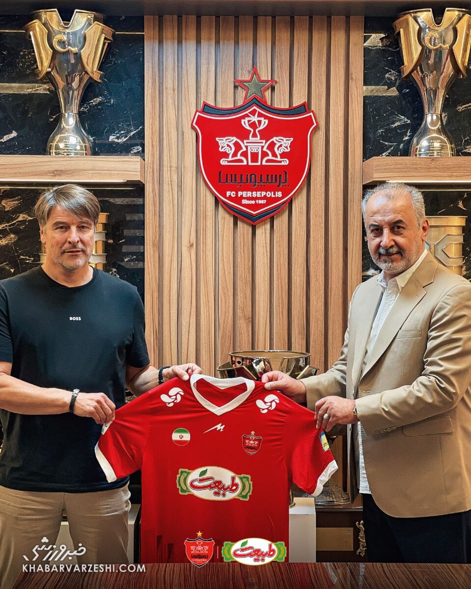 میشائیل اونینگ رسماً به پرسپولیس پیوست/ درویش امضا گرفت؛ ثبت عکس یادگاری با پیراهن پرسپولیس +عکس