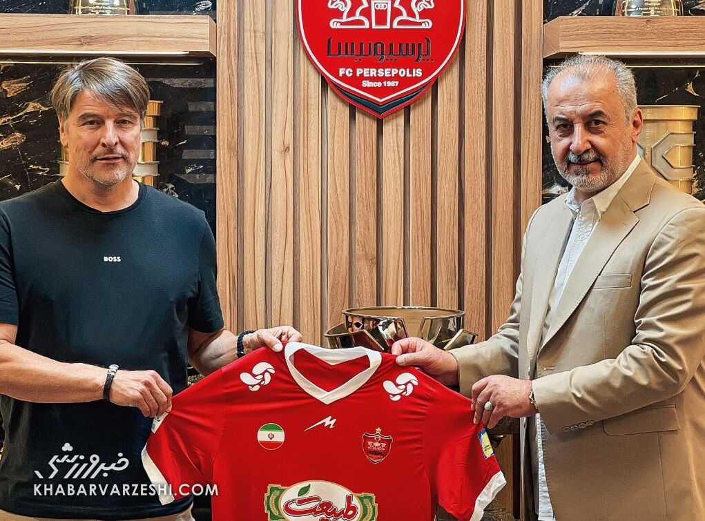 یک خارجی رسماً به پرسپولیس پیوست/ درویش امضا گرفت؛ ثبت عکس یادگاری با پیراهن سرخ +عکس