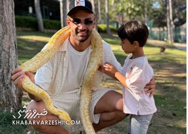 عکس| خوش گذرانی مهاجم اخراجی پرسپولیس در استانبول با حیوانات خطرناک!