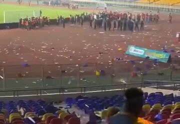 فاجعه بزرگ و آبروریزی در انتخابی جام جهانی؛ ورزشگاه نابود شد!/ هواداران خشمگین یک صندلی سالم باقی نگذاشتند +ویدیو
