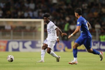 ستاره خارجی با پیراهن و پرچم استقلال/ پیام معنادار با تمام نمادهای آبی +عکس