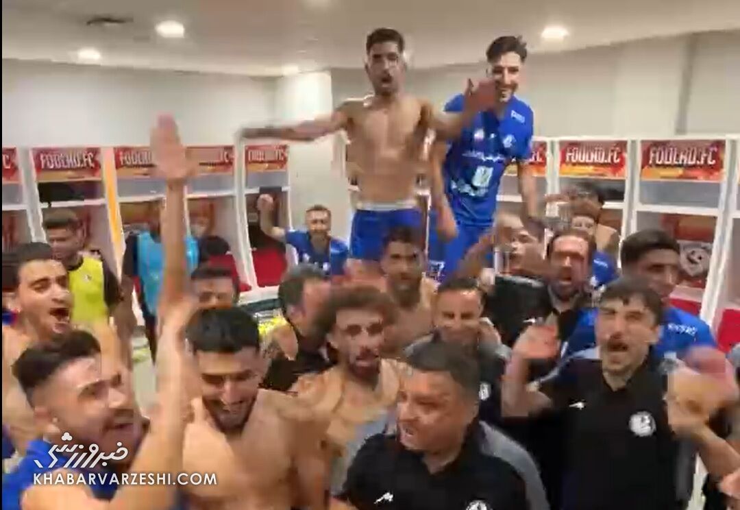 ویدیو| جشن ویژه یک پرسپولیسی بعد از باخت استقلال! ویدیو| جشن ویژه یک پرسپولیسی بعد از باخت استقلال!